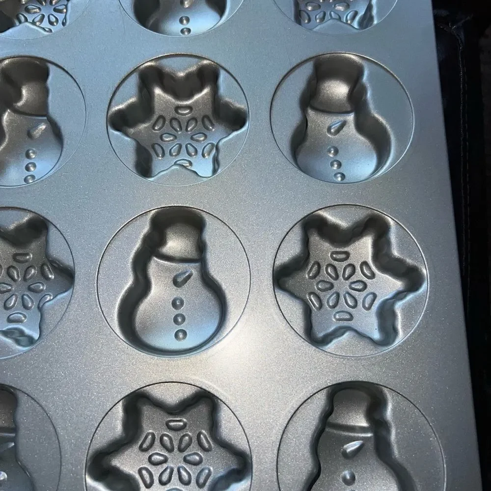The Pampered Chef Christmas baking‎ pan with twelve molds and 2 shapes